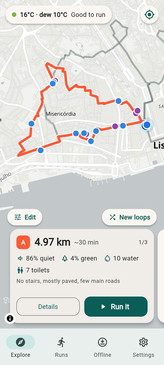 Strideaway showing a 5 km running loop in Lisbon with water fountains and toilets along the way